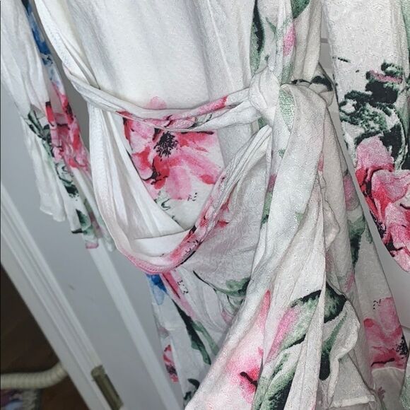 Here Comes the Sun XS floral wraparound dress - Picture 3 of 8